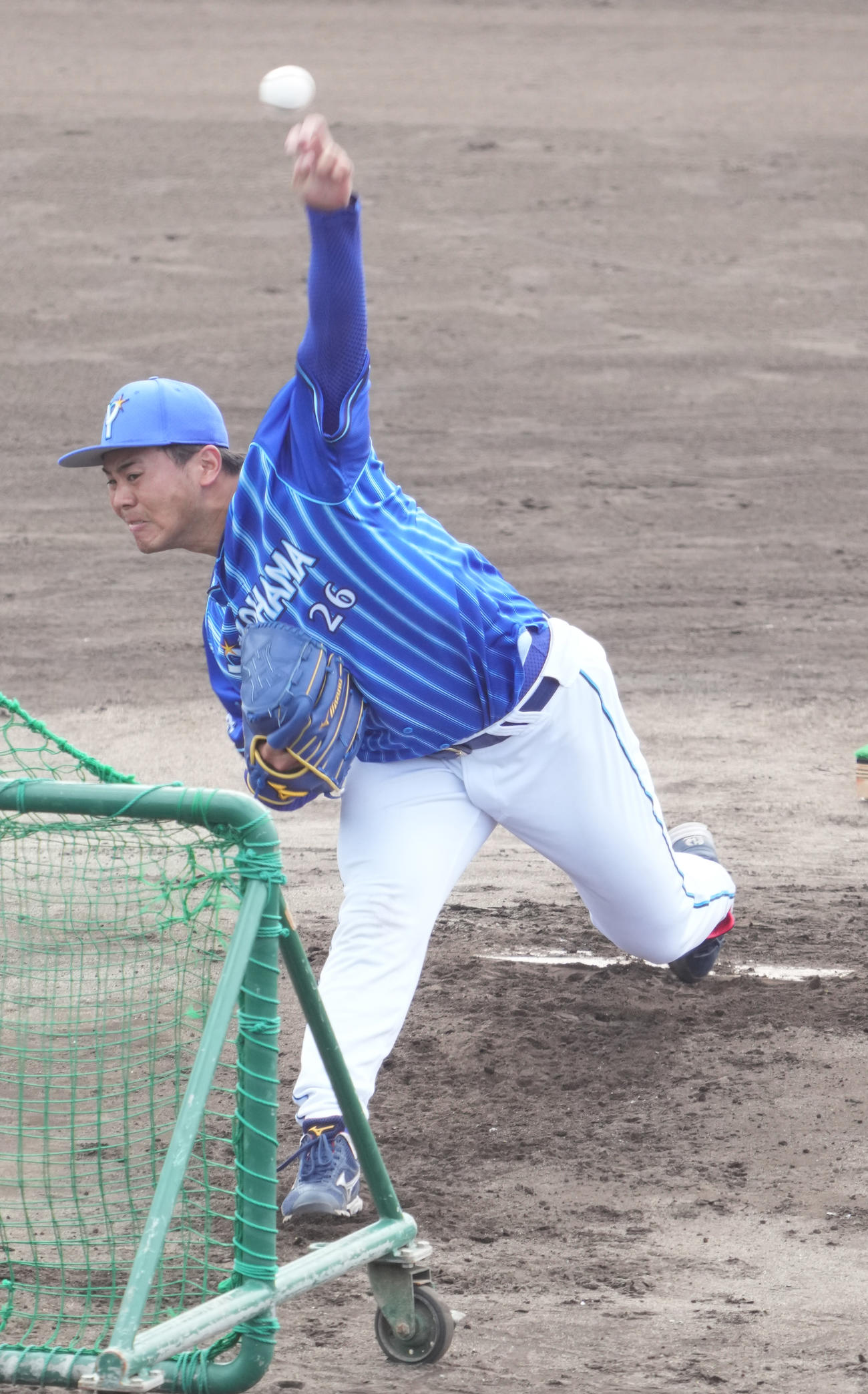 フリー打撃に登板したDeNA浜口（撮影・小沢裕）
