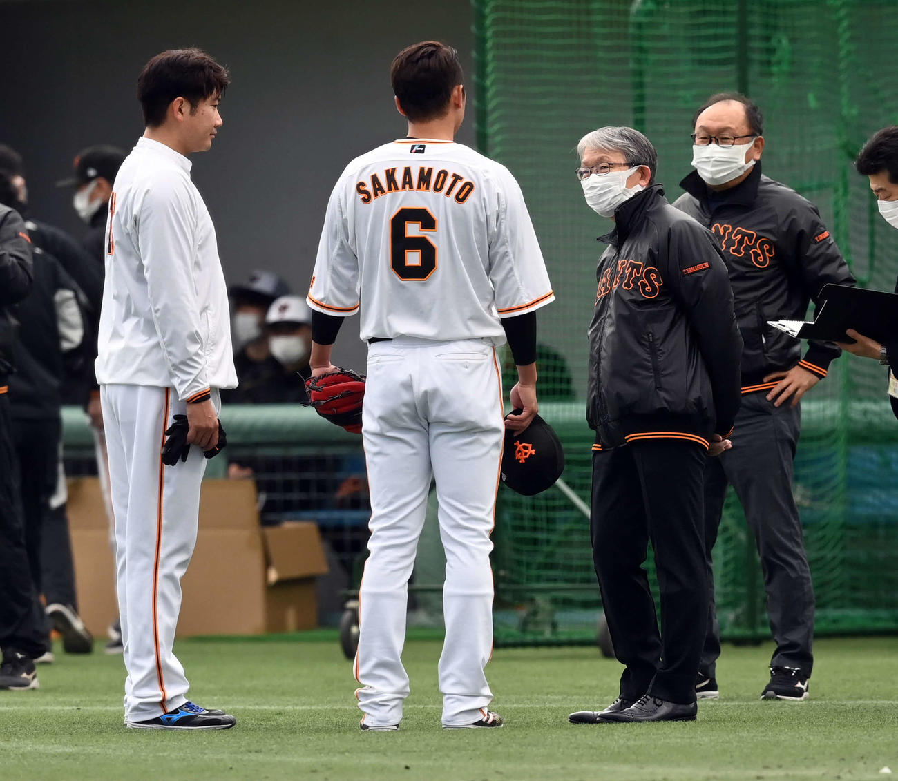 巨人山口オーナー（右から2人目）と話をする菅野（左端）と坂本。右端は今村司球団社長（撮影・たえ見朱実）