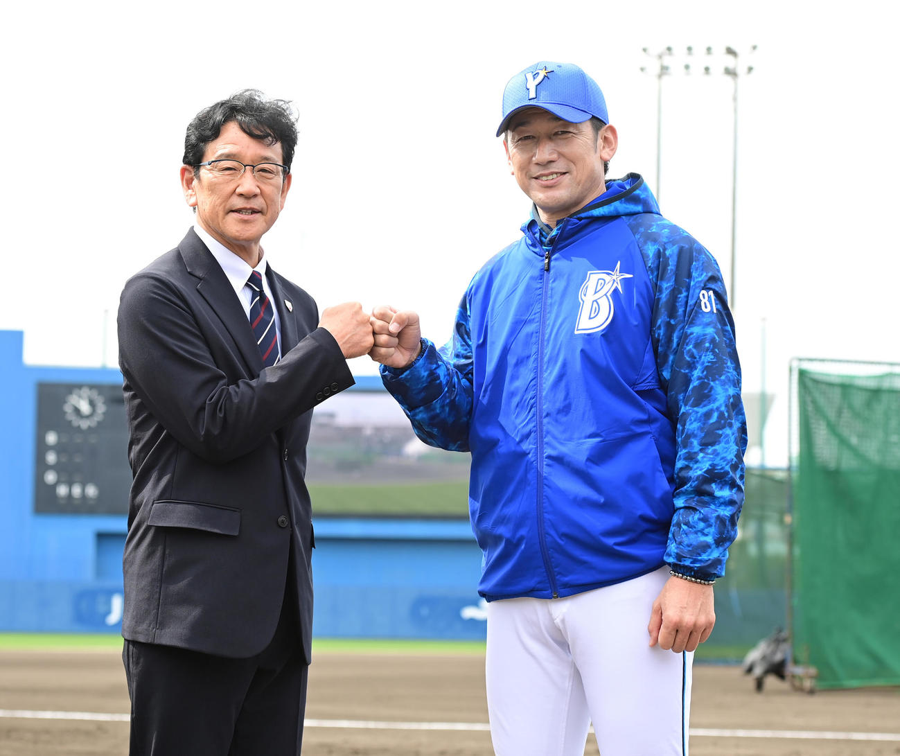 宜野湾キャンプを訪問しDeNA三浦監督（右）と記念撮影に臨む日本代表監督の栗山氏（撮影・小沢裕）