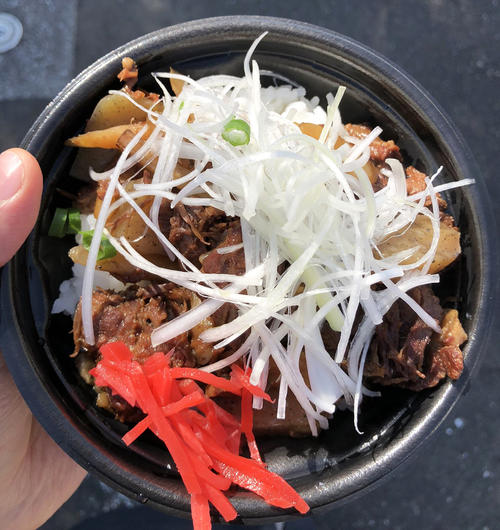 南郷球場の出店の牛すじ丼。地元の宮崎牛ですよ