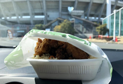 「ほっかま弁当」ののり弁（並）。ふたの盛り上がり方がすごい