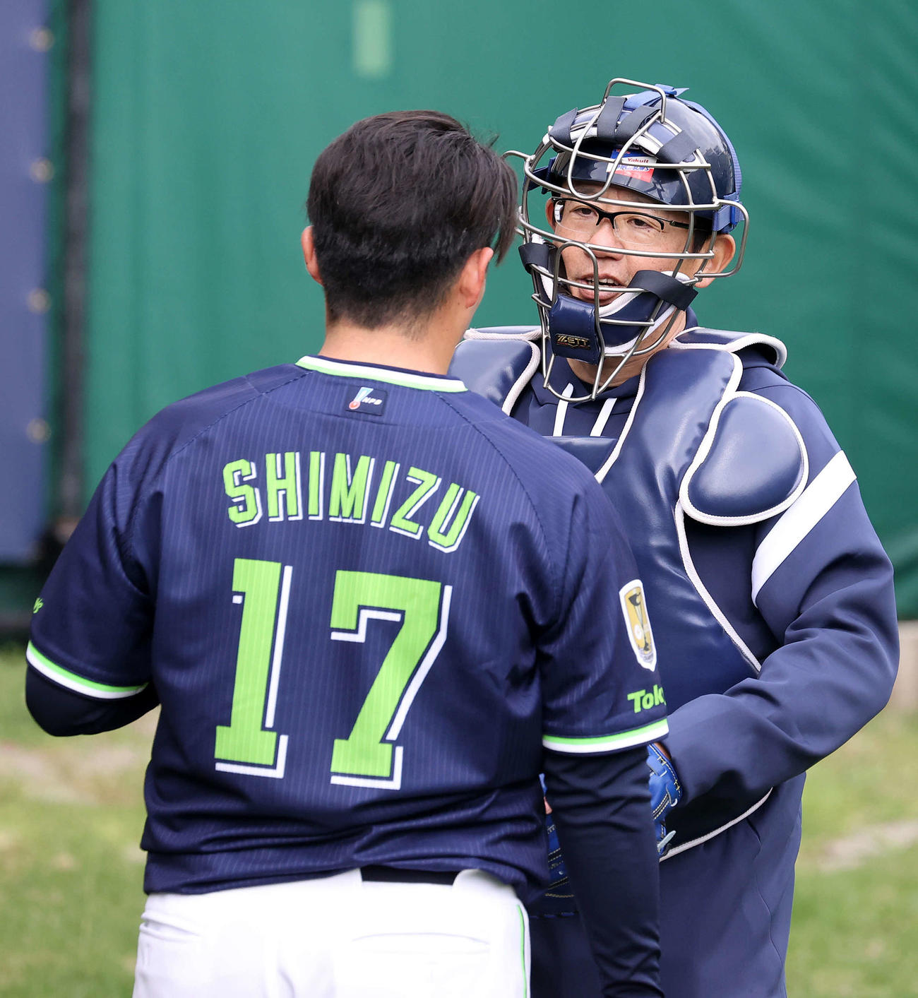 清水（左）の投球練習を終え話すヤクルト古田臨時コーチ（撮影・鈴木正人）