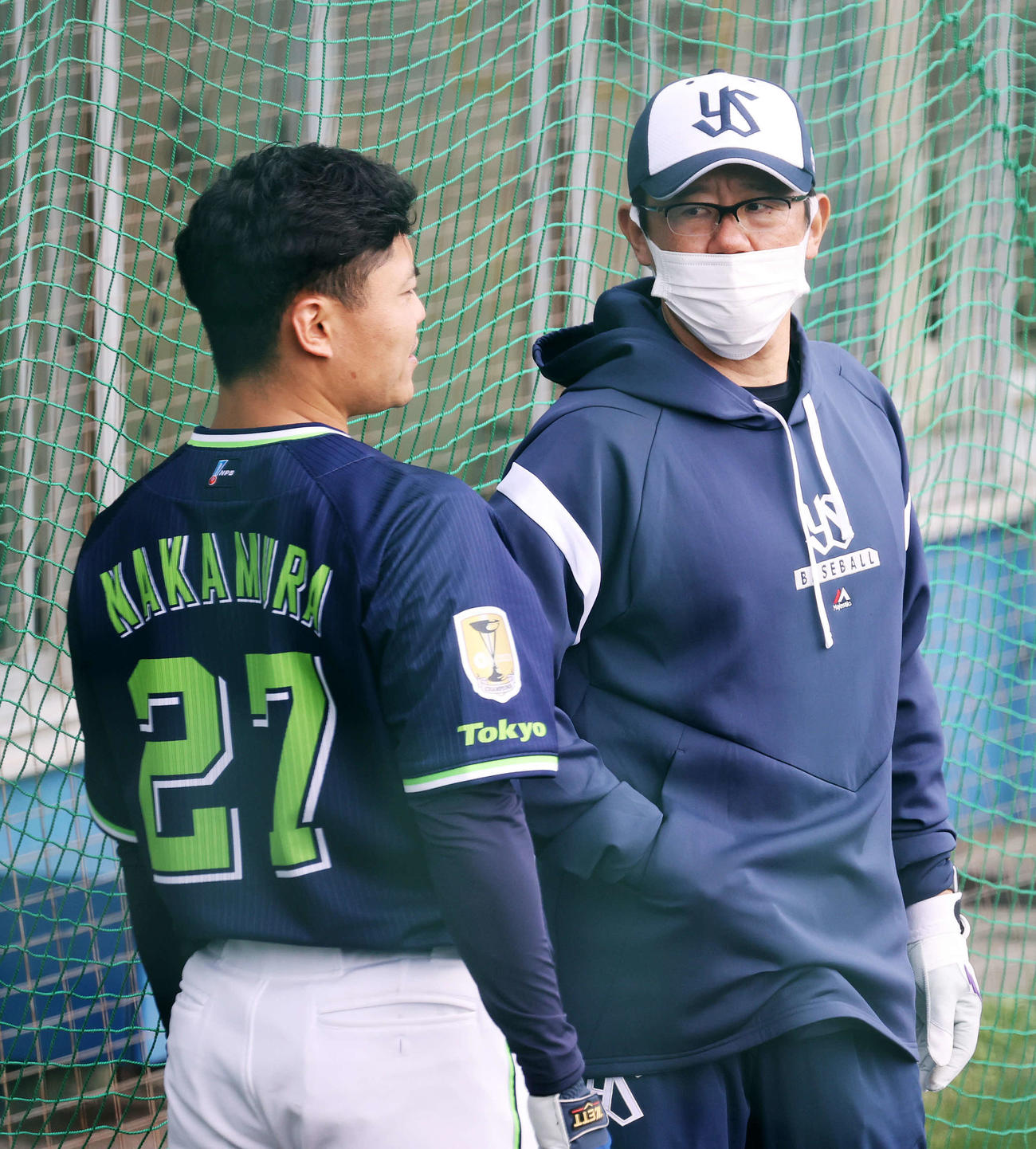 中村（左）と話す古田臨時コーチ（撮影・鈴木正人）