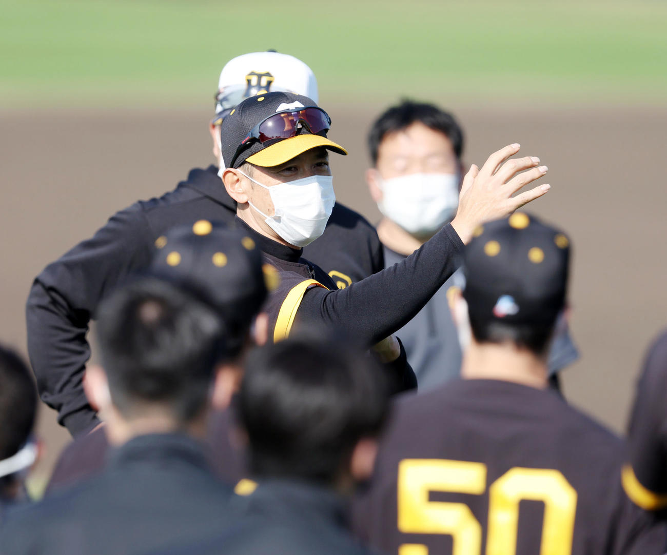 ミーティングでナインに話す矢野監督（撮影・加藤哉）