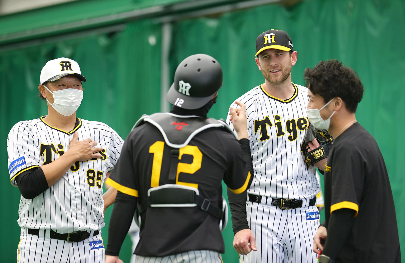 ガンケル（右から2人目）はブルペン投球を終え坂本（手前）と笑顔で話す。左は福原投手コーチ（撮影・上山淳一）