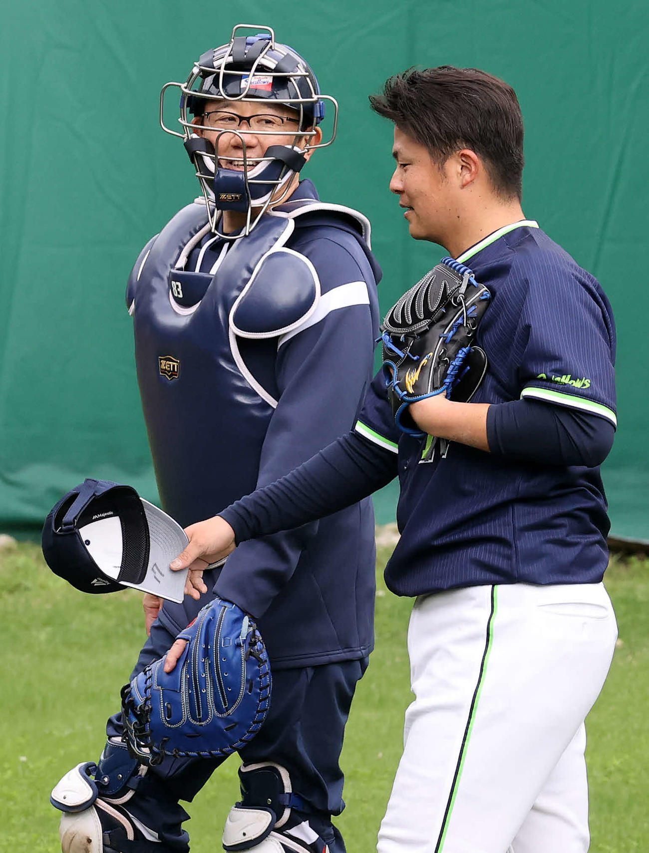 清水（左）の投球練習を受け終え声を掛ける古田臨時コーチ（撮影・鈴木正人）