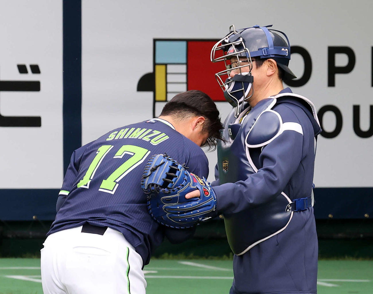 清水（左）の投球練習を終え握手するヤクルト古田臨時コーチ（撮影・鈴木正人）