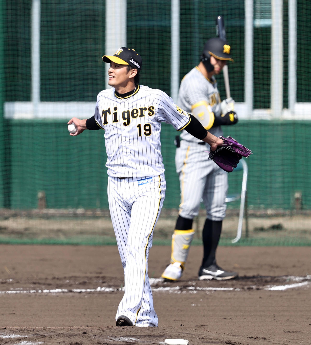 2回裏紅組無死、藤浪は打席に佐藤輝を迎え、マウンドで両手を広げ呼吸を整える（撮影・加藤哉）
