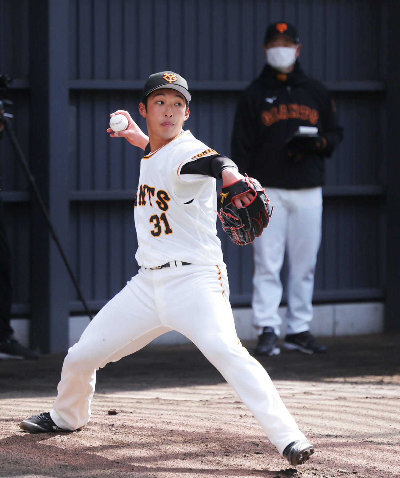 ブルペン投球する赤星。後方は桑田投手チーフコーチ（撮影・河田真司）