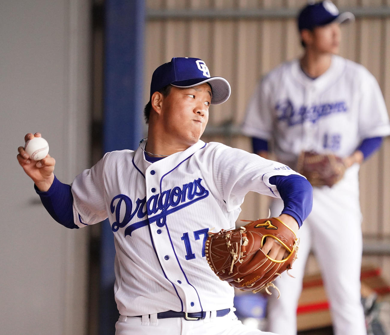 ブルペンで投球練習をする柳（手前）（撮影・森本幸一）