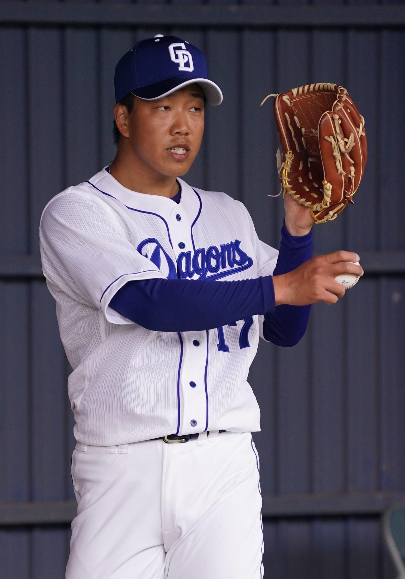 ブルペンで投球練習をする柳（撮影・森本幸一）
