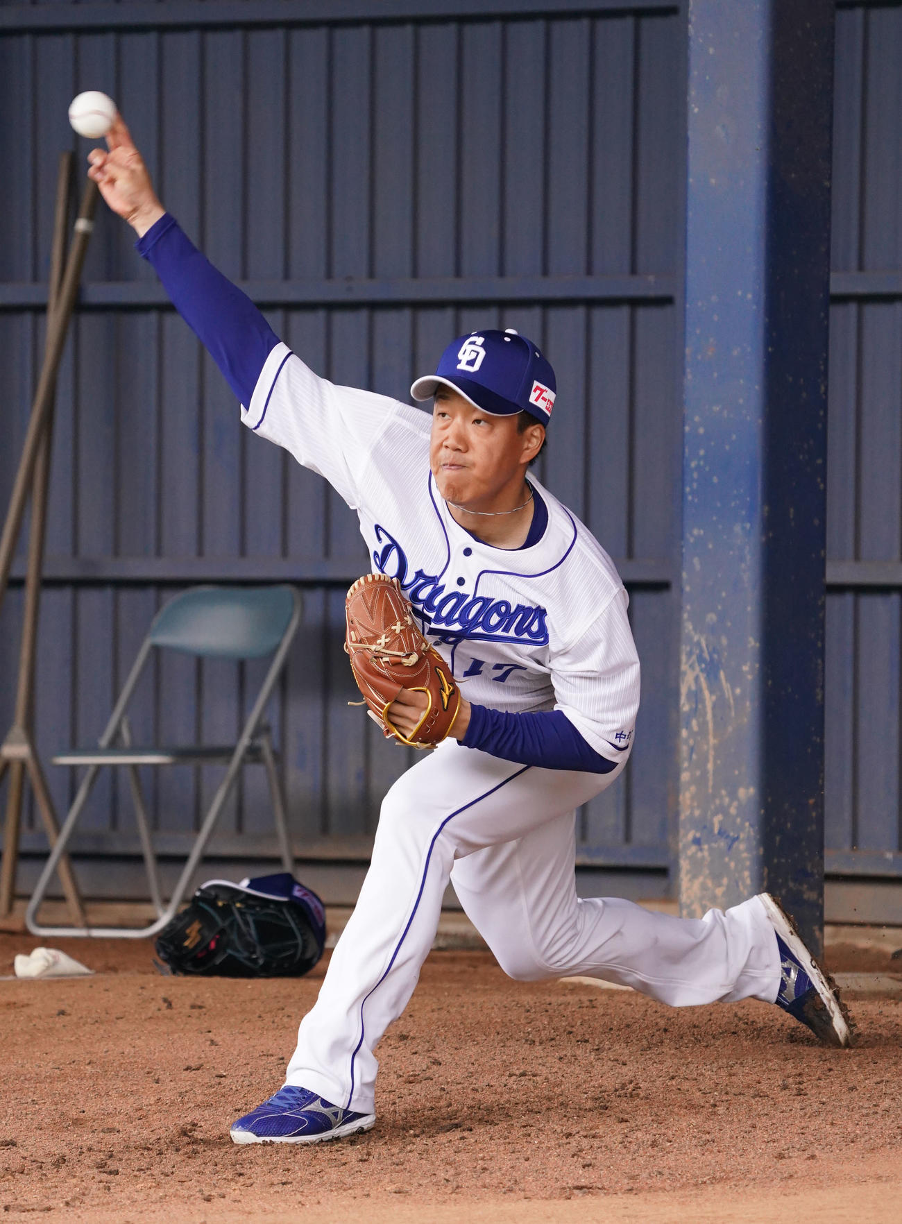 ブルペンで投球練習をする柳（撮影・森本幸一）