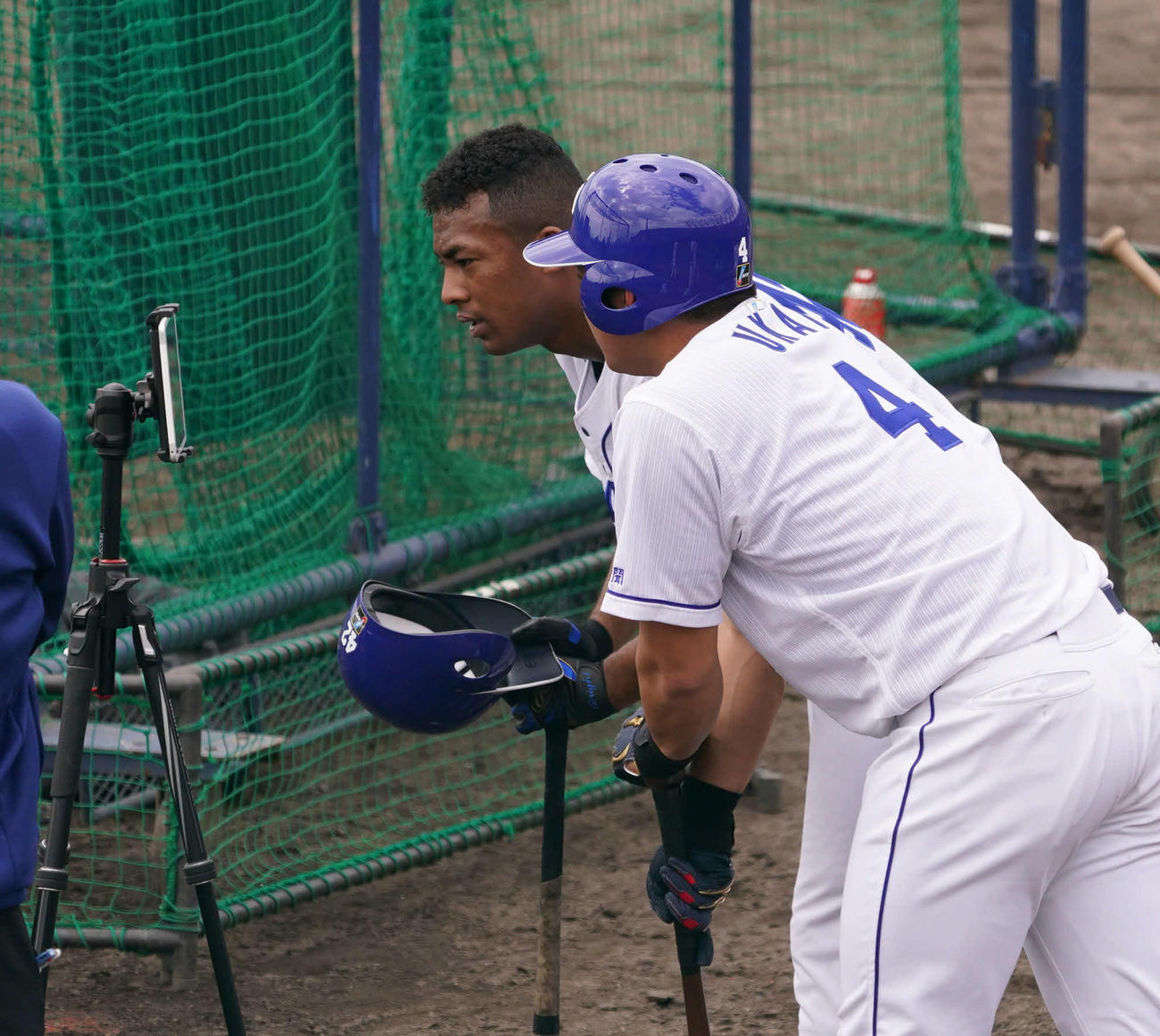 タブレット越しに中村紀打撃コーチの遠隔指導を受ける鵜飼（右）とブライト（撮影・森本幸一）