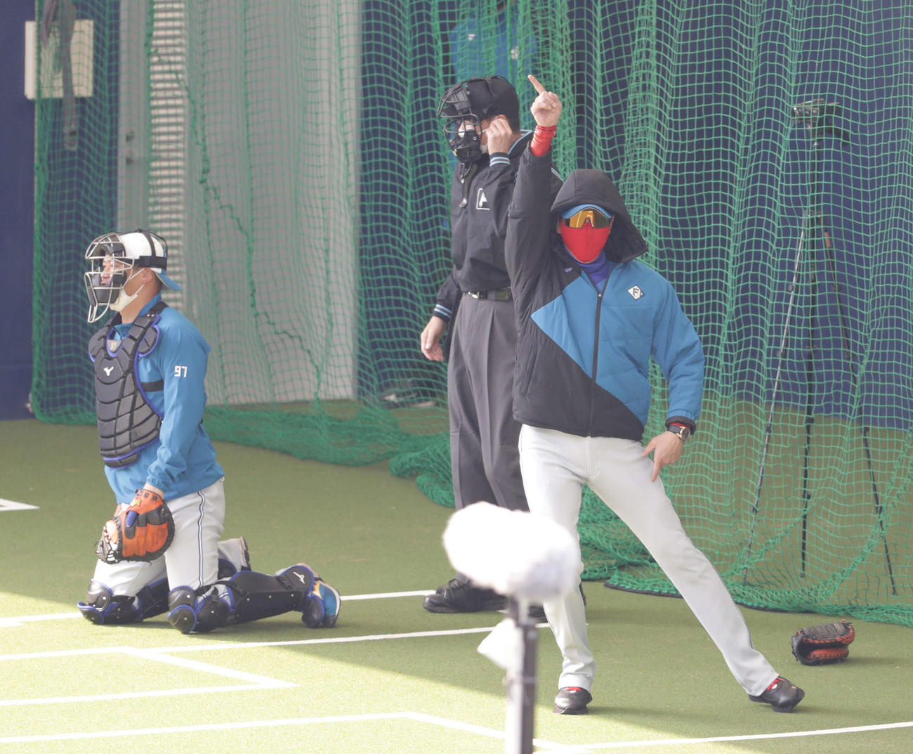 ブルペンでポーズを決める日本ハム新庄監督（撮影・河野匠）