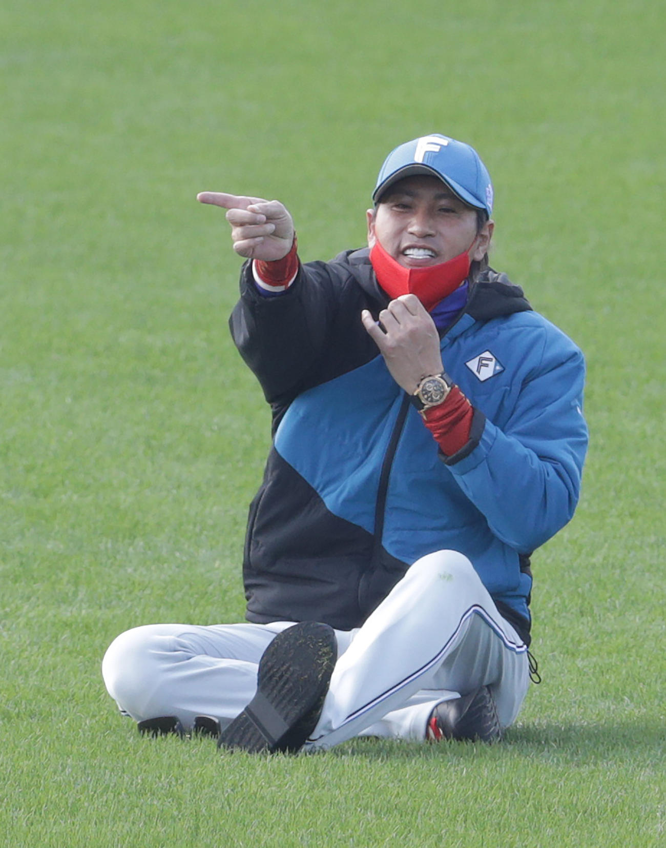 日本ハム稲田コーチのノック打球が思ったように飛ばず、思わずずっこけた新庄監督はノッカーの交代を指示する（撮影・河野匠）