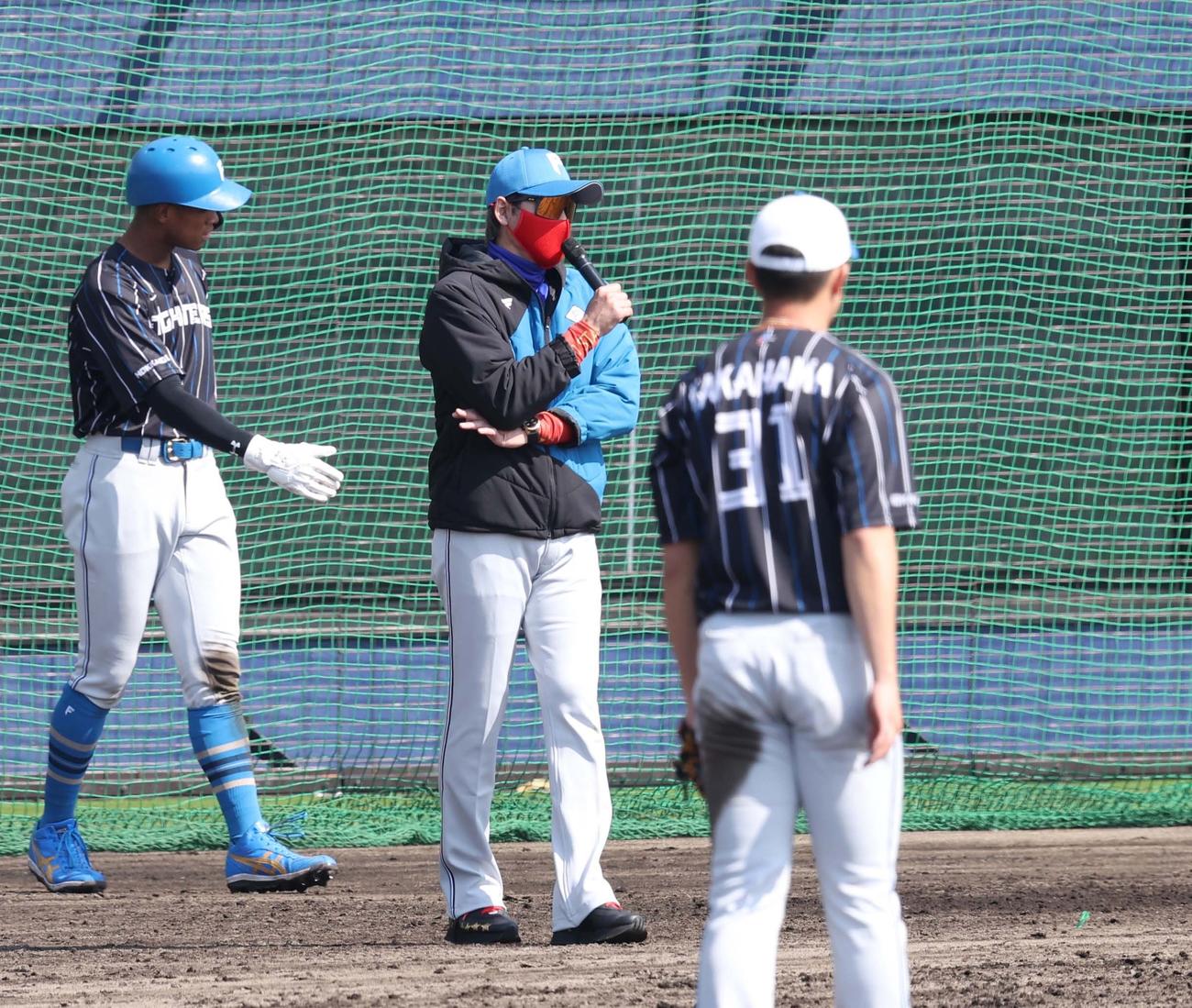 マイクを使い選手に指示を出す日本ハム新庄監督（撮影・黒川智章）