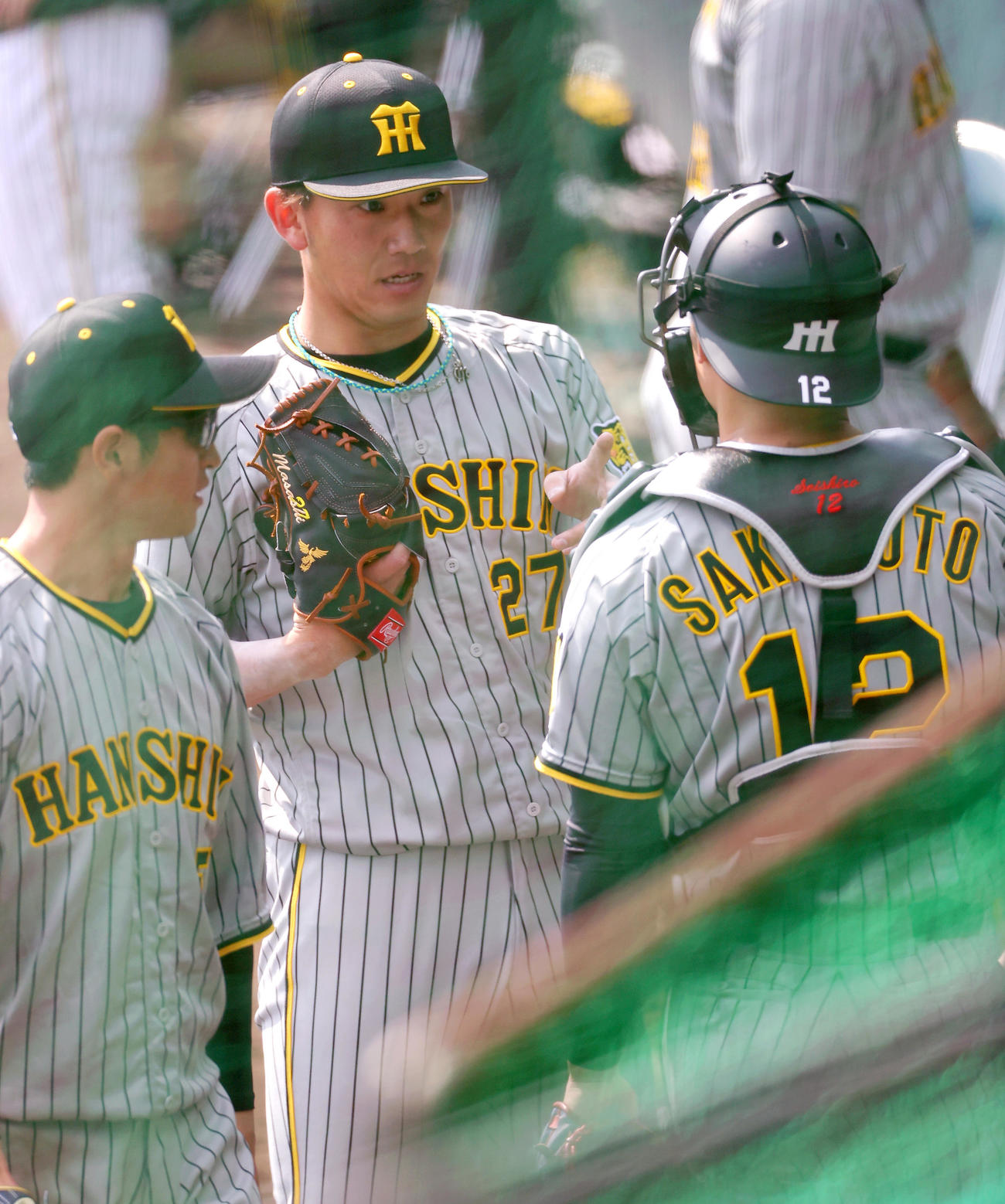 2回を無失点に終えた伊藤将（中央）は坂本とベンチ前で話し合う（撮影・上山淳一）