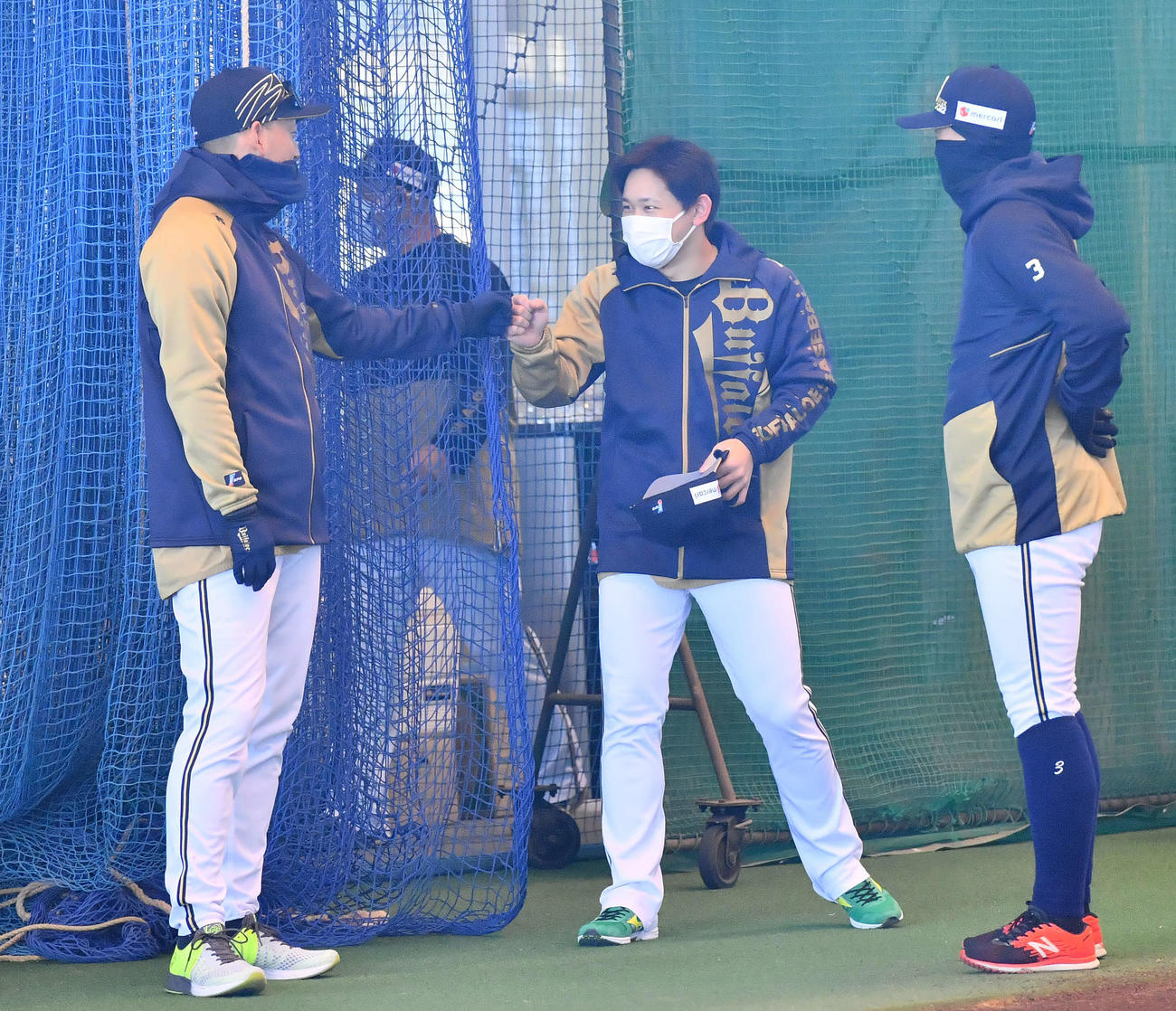 キャンプに合流し平野佳（左）とグータッチを交わす宮城（中央）。右は安達（撮影・和賀正仁）