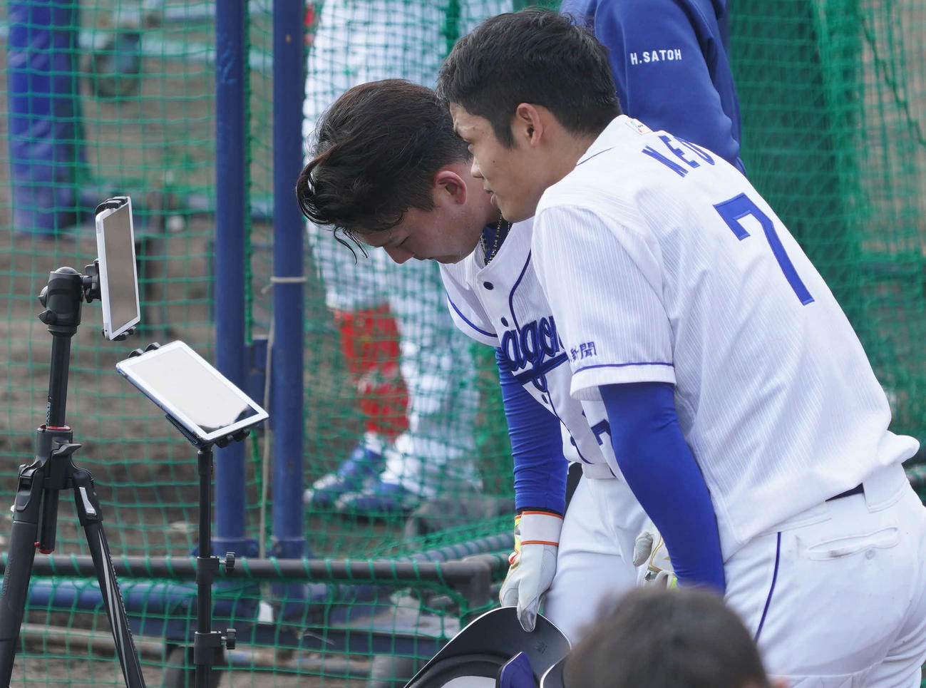 タブレットを使用し、中村紀打撃コーチから遠隔指導を受ける根尾（手前）と石川昂（撮影・森本幸一）