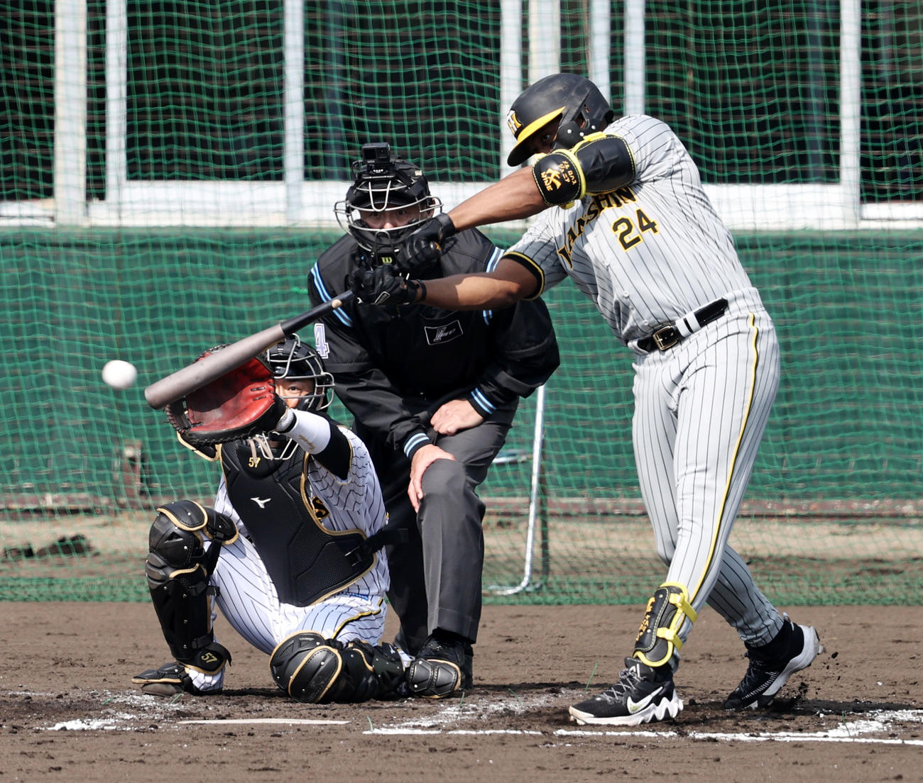 3回裏紅組2死、ロハスは右前打を放つ（撮影・加藤哉）