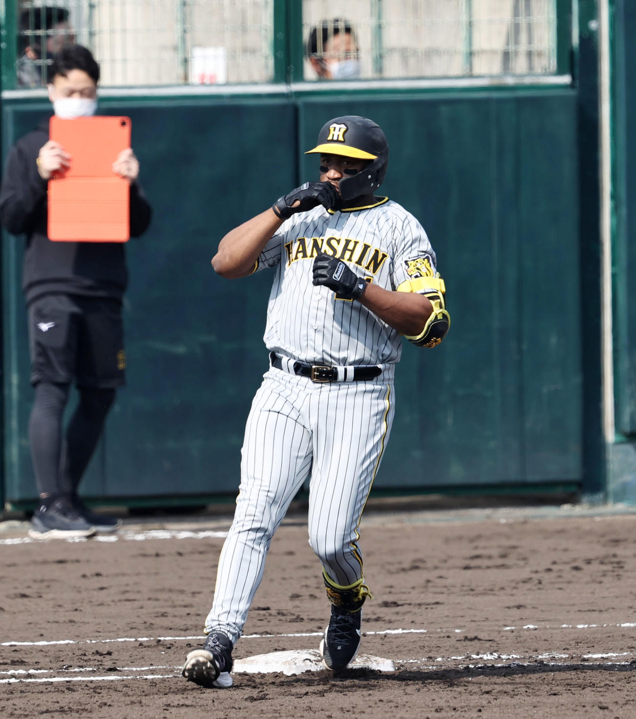 3回裏紅組2死、ロハスは右前打を放つ（撮影・加藤哉）