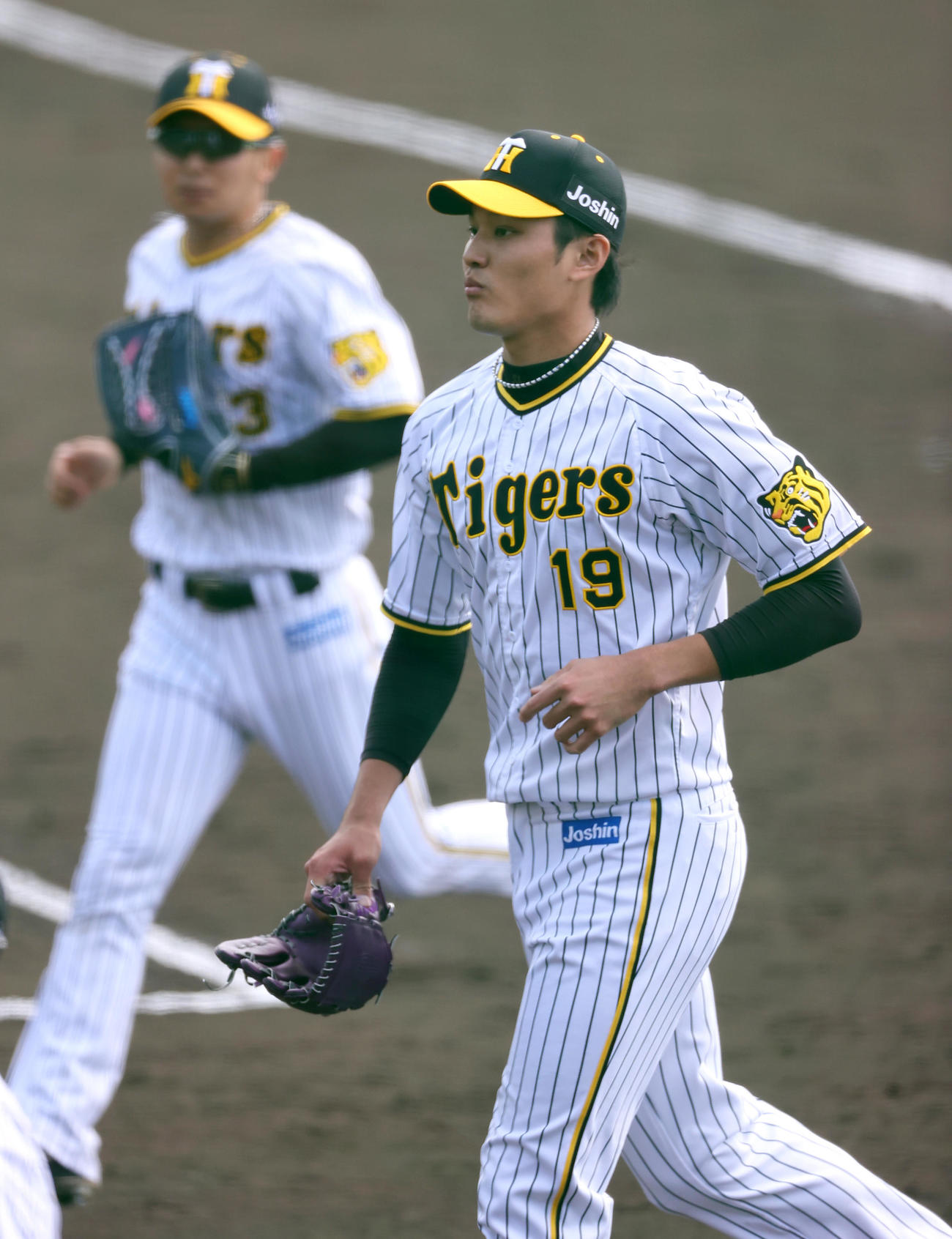 阪神紅白戦　藤浪（手前）は2回を投げ終えベンチへ引き揚げる（撮影・上山淳一）