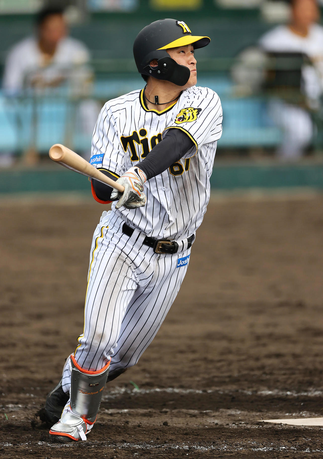 6回表白組2死二塁、高寺は右中間に二塁打を放つ（撮影・上山淳一）