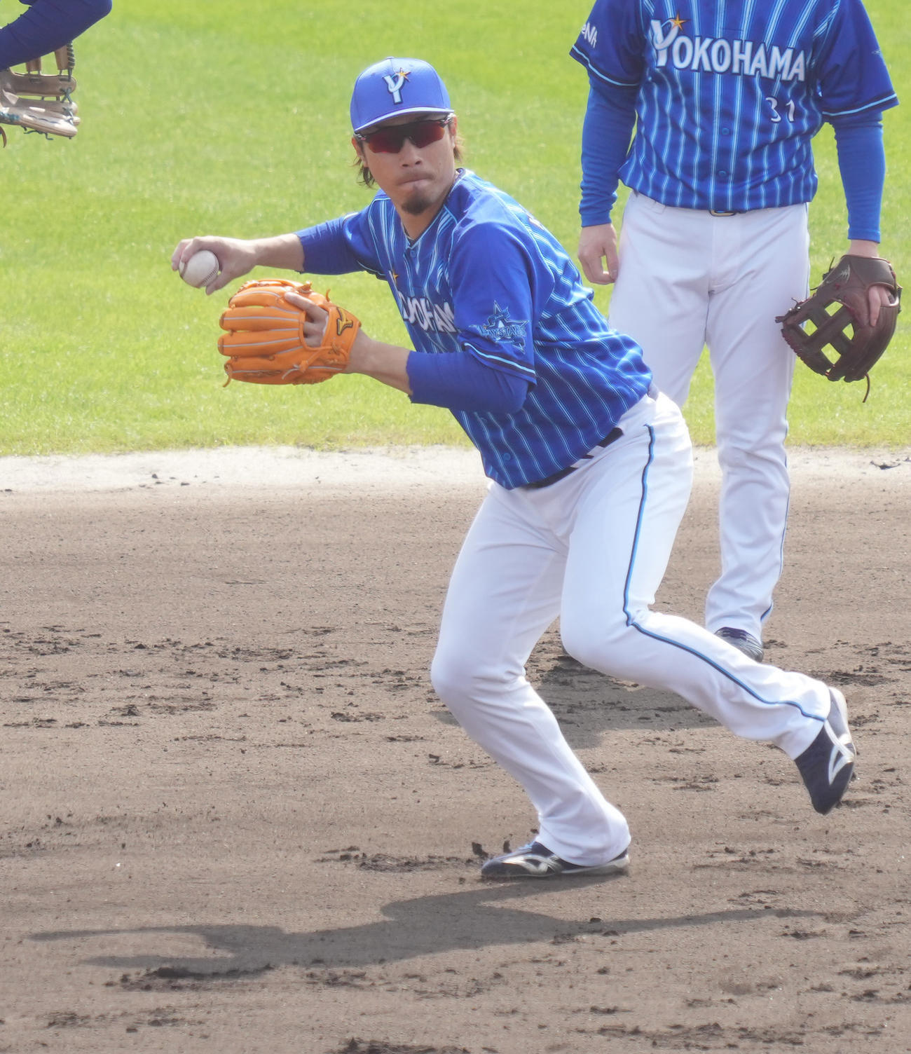 内野ノックを受けるDeNA倉本（撮影・小沢裕）