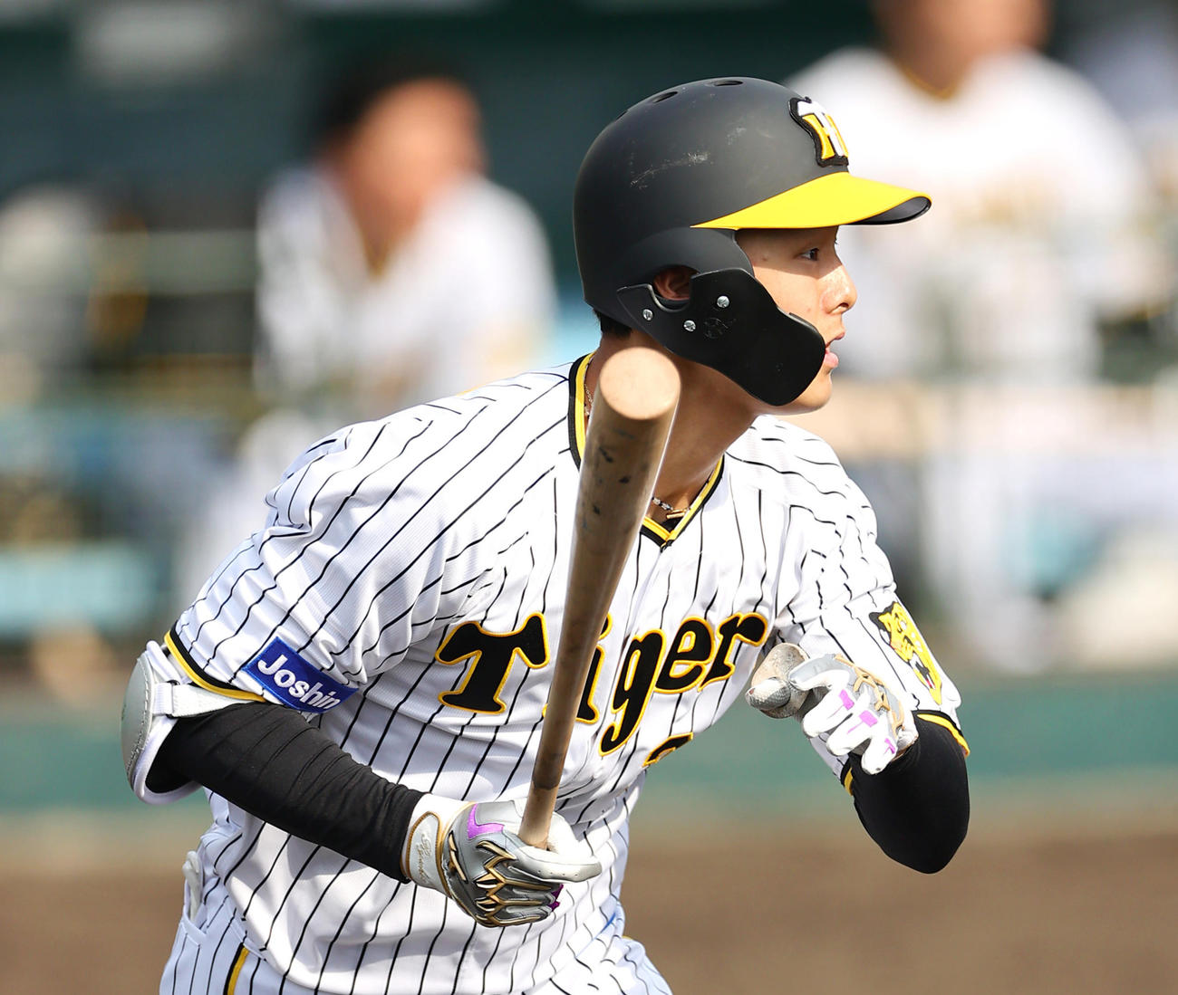 阪神紅白戦　6回裏白組2死満塁、小幡は中越えランニング満塁本塁打を放つ（撮影・上山淳一）