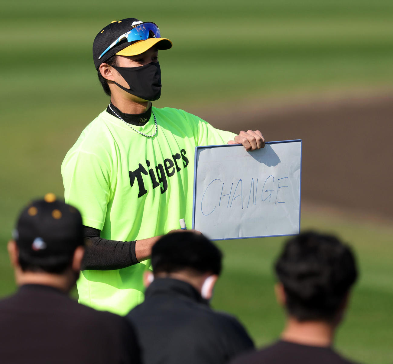 1日キャプテンの藤浪はホワイトボードを手に「CHANGE」と書きこむ（撮影・加藤哉）