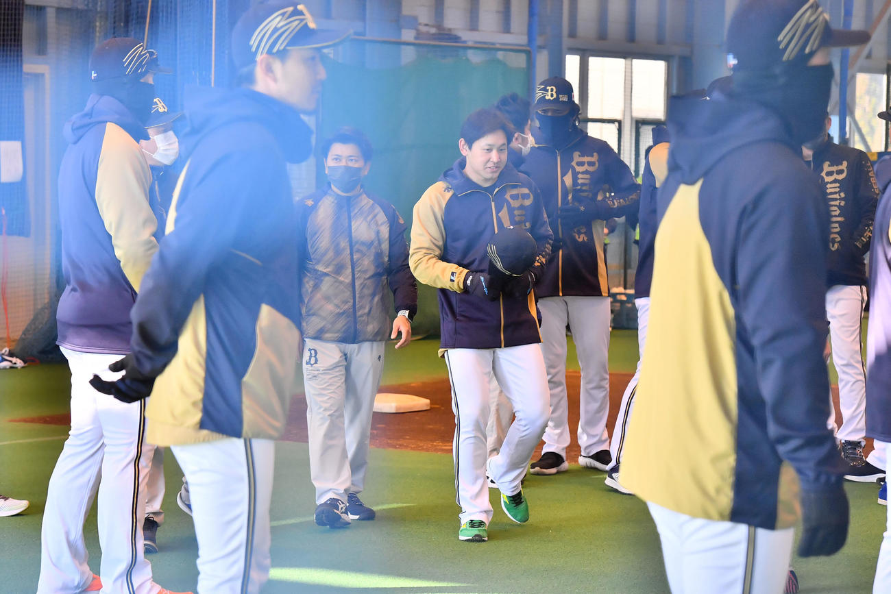 キャンプに合流し円陣の中に入るオリックス宮城（撮影・和賀正仁）