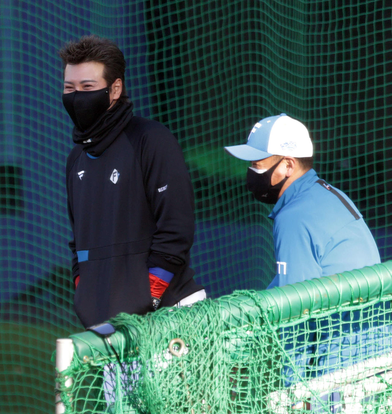 練習開始前、グラウンドで談笑する日本ハム新庄監督（左）と林ヘッドコーチ（撮影・河野匠）