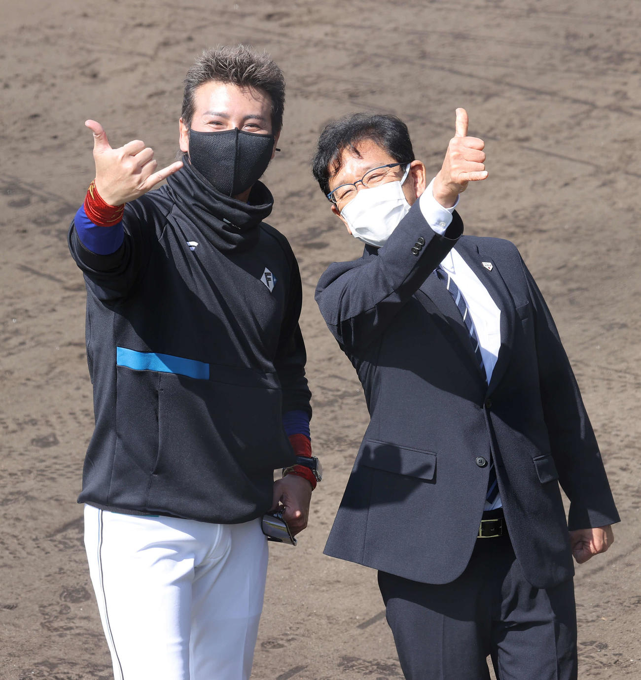 日本ハムキャンプを視察に訪れ記念撮影に納まる日本ハム新庄監督（左）と侍ジャパン栗山監督（撮影・河野匠）