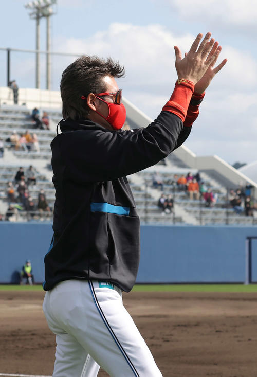 日本ハム紅白戦で水野が1死満塁から左越え2点適時二塁打を放ち、手をたたく新庄監督（撮影・河野匠）