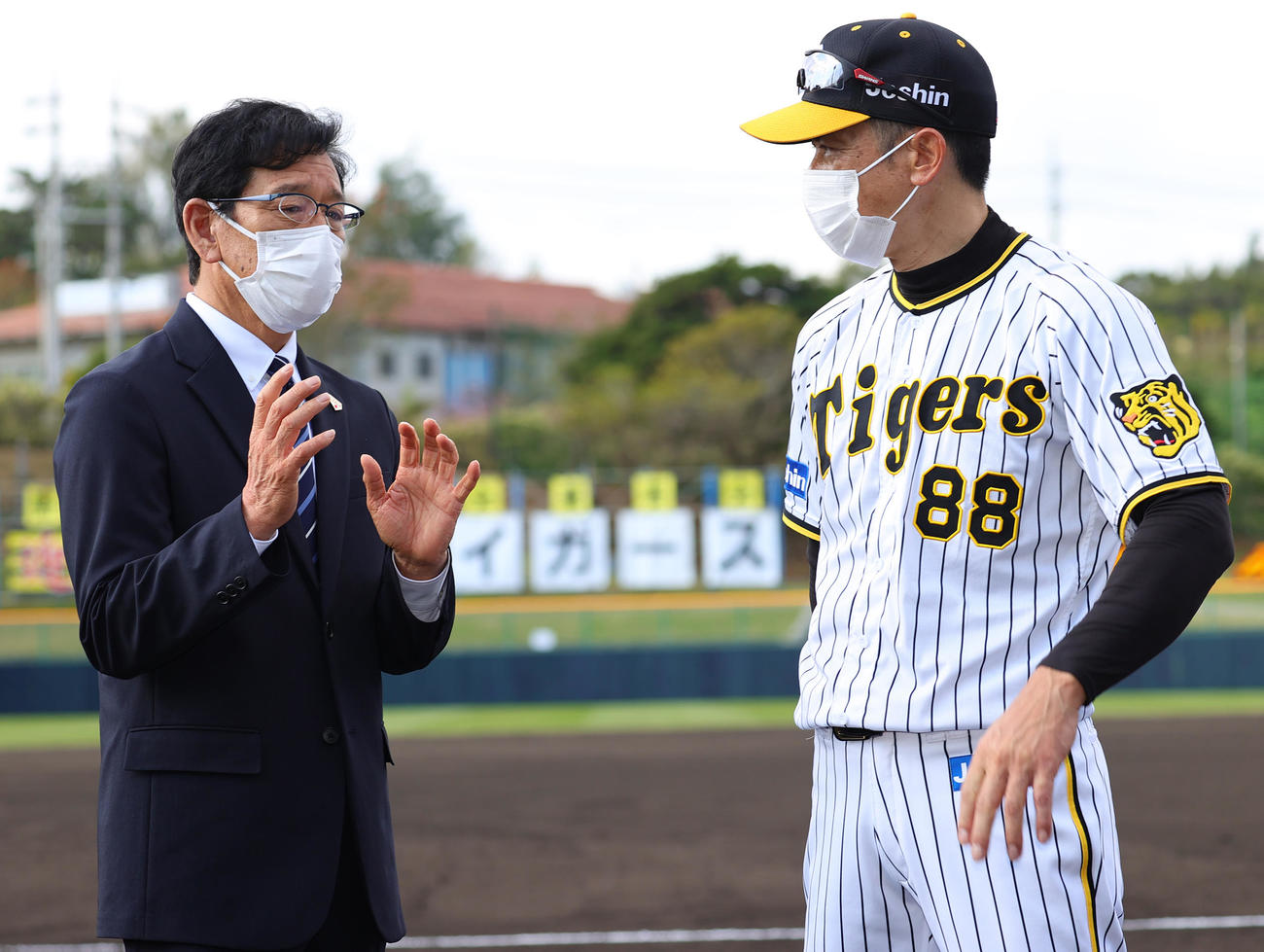視察に訪れた侍ジャパン栗山監督（左）と話をする阪神・矢野監督（代表撮影）