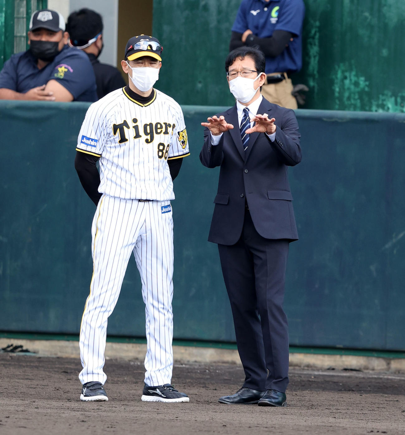 栗山日本代表監督(右）と話す矢野監督（撮影・加藤哉）