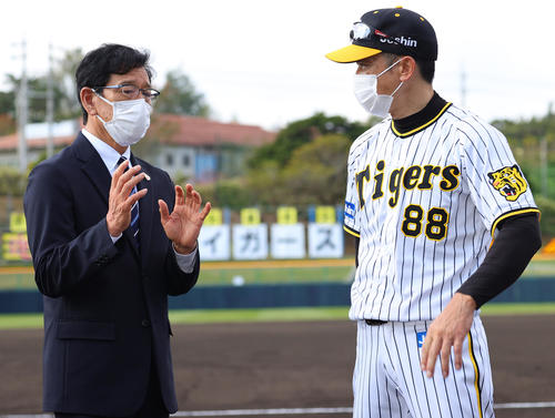 侍ジャパン栗山英樹監督が阪神視察 非常に楽しみな選手 佐藤輝明に期待 プロ野球写真ニュース 日刊スポーツ 侍ジャパン栗山英樹監督が阪神視察 非常に楽しみな選手 佐藤輝明に期待 プロ野球写真ニュース 日刊スポーツ