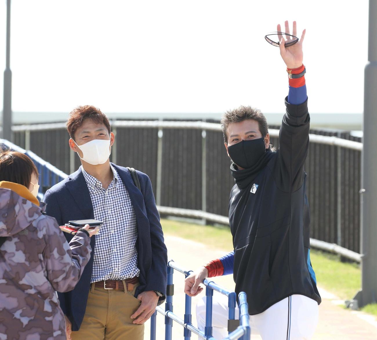 日刊スポーツ評論家の桧山氏（左）と話す日本ハム新庄監督（撮影・黒川智章）