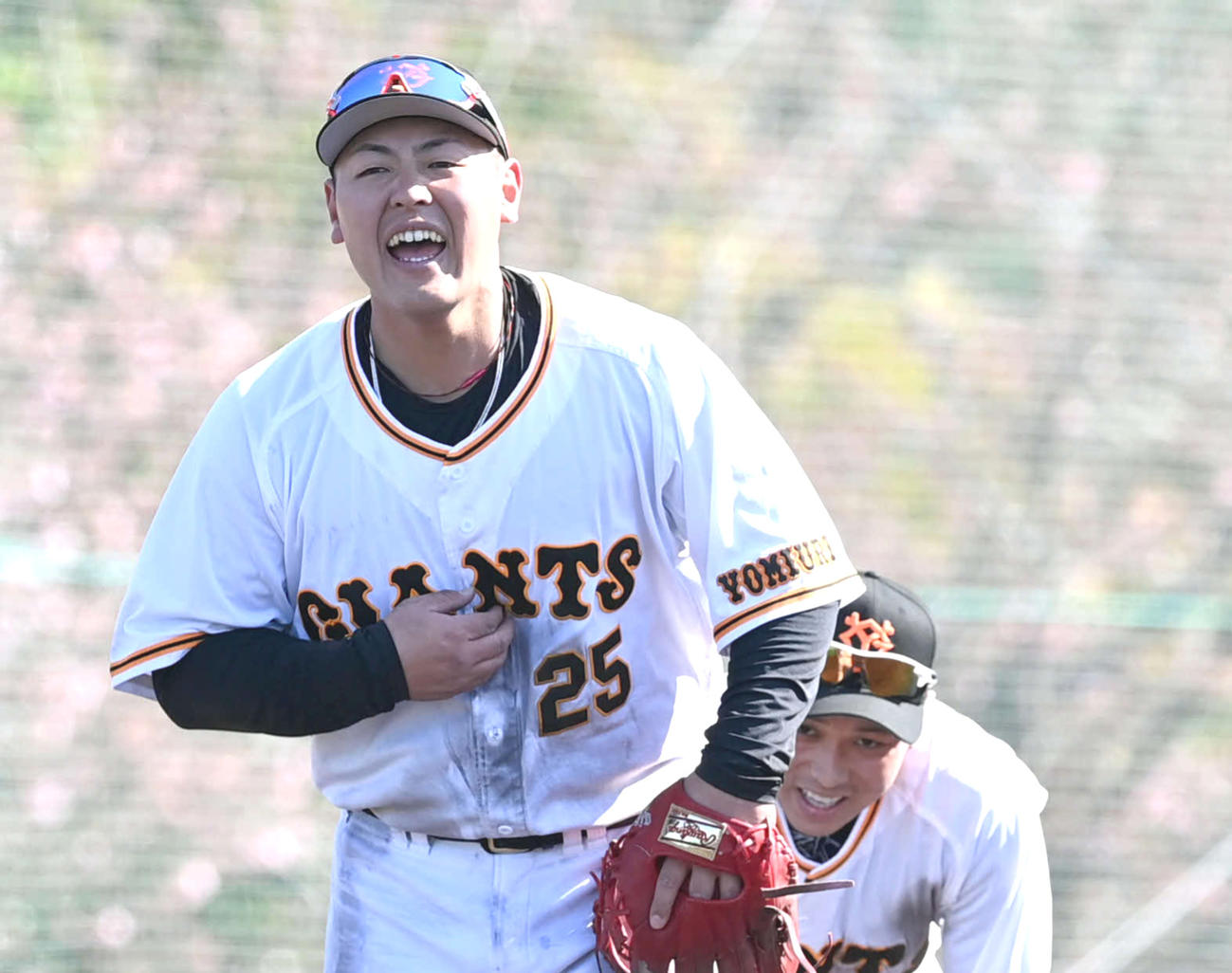守備練習で笑顔を見せる巨人岡本和（撮影・たえ見朱実）