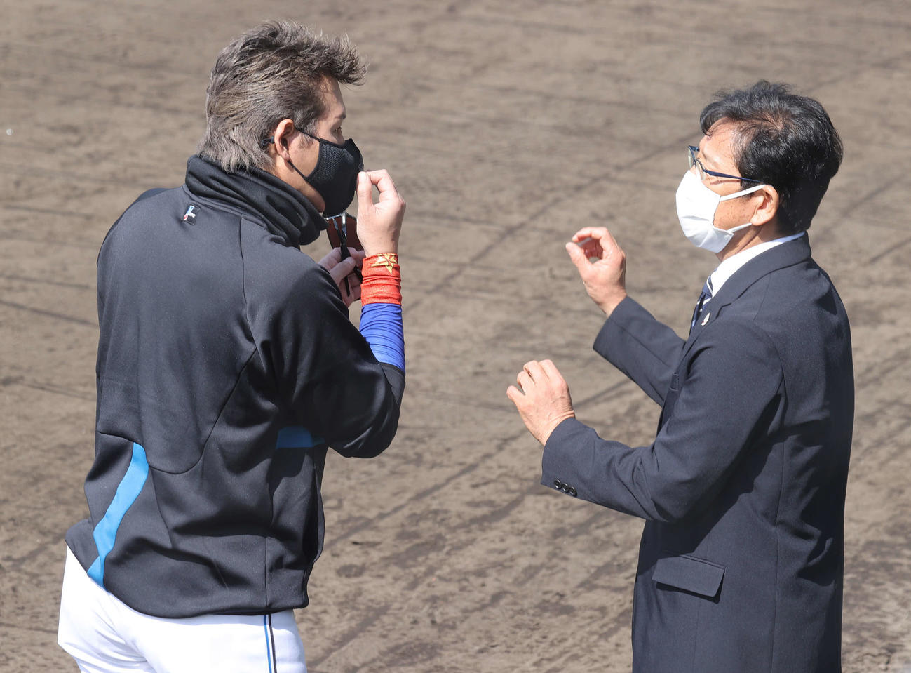 日本ハムキャンプを視察に訪れた侍ジャパン栗山監督（右）は日本ハム新庄監督と言葉を交わす（撮影・河野匠）