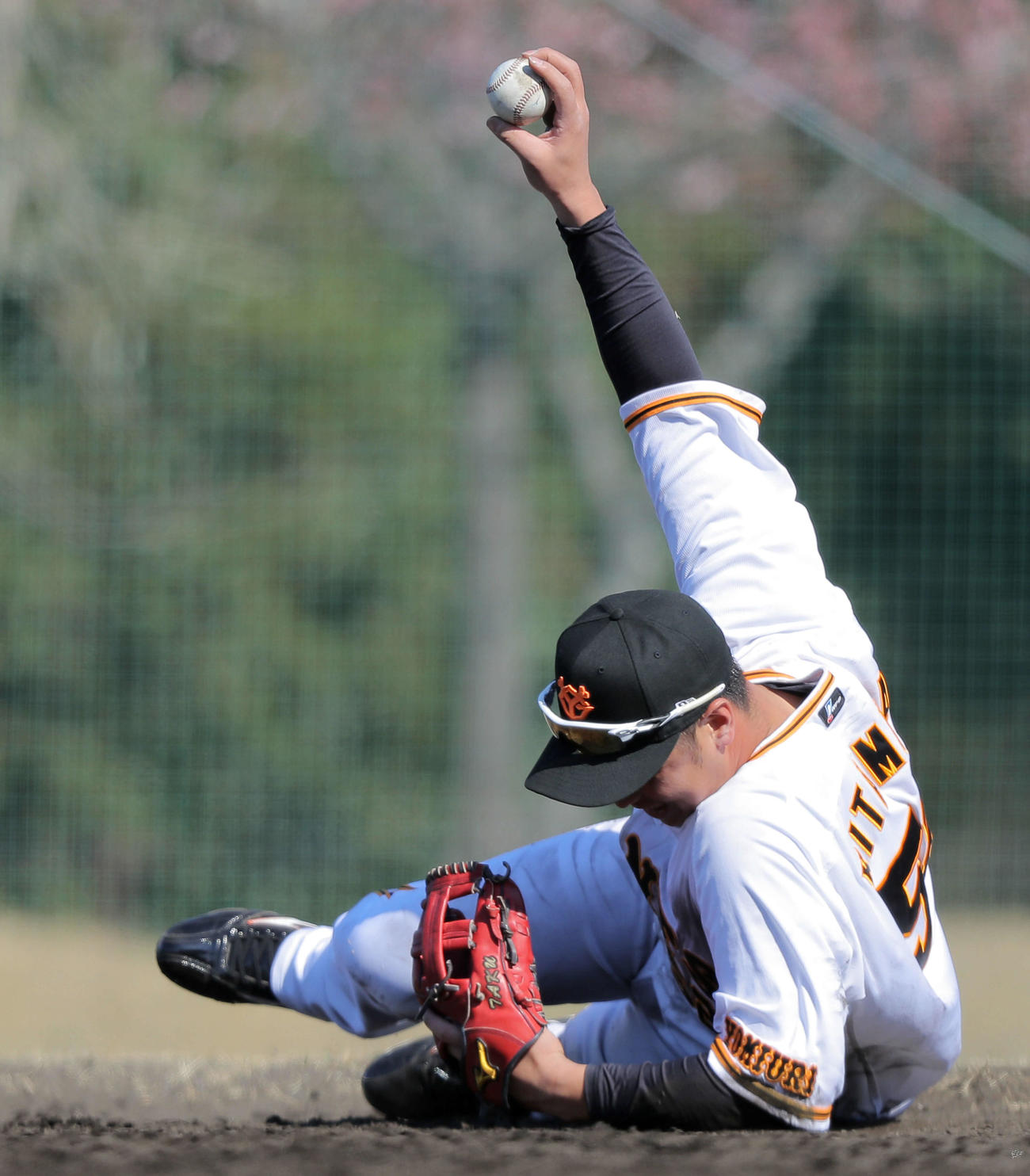 特守でノックを受け、捕球した球を高く突き上げる巨人北村（撮影・河田真司）