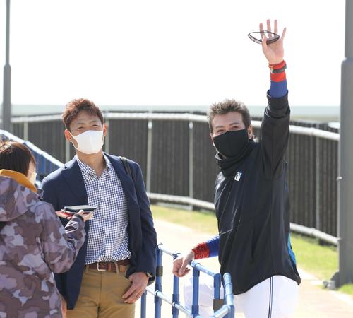 日刊スポーツ評論家の桧山氏(左)と話す日本ハム新庄監督(撮影・黒川智章)