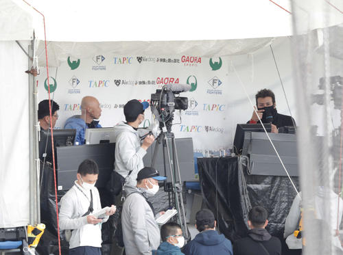 GAORAの中継ブースを訪れた日本ハム新庄剛志監督(右)。左から建山氏、森本氏(撮影・河野匠)