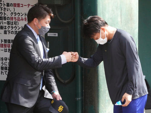 柳裕也とあいさつを交わす松坂大輔氏(左)(撮影・森本幸一)