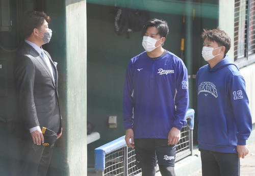 (右から)田島、大野雄らとあいさつを交わす松坂大輔氏(左)(撮影・森本幸一)
