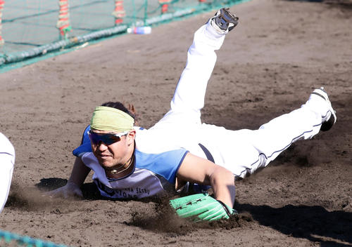 西武春季キャンプ第2クール初日、強化練習のノックで必死にボールを追う高橋(撮影・浅見桂子)