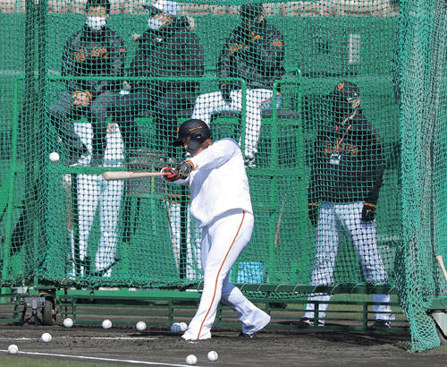 特打する巨人中田。後方左から3人目は原監督(撮影・河田真司)