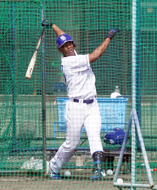 フリー打撃練習で快音を響かせる中日ブライト健太(撮影・森本幸一)