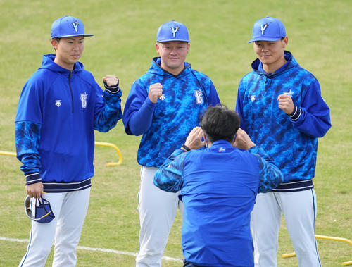 2軍嘉手納キャンプに合流した、左からDeNA京山、牧、浅田(撮影・小沢裕)