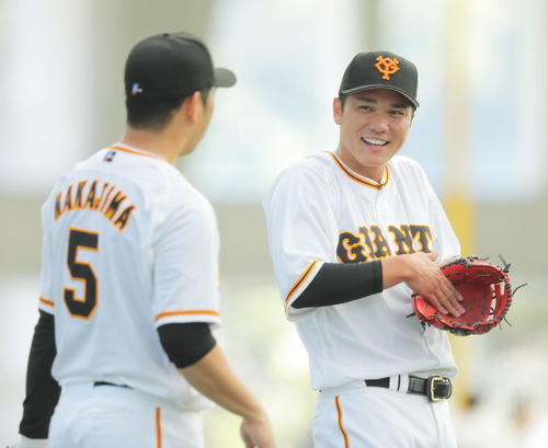 ノックを受け、笑顔で言葉を交わす巨人中島(左)と坂本(撮影・河田真司)